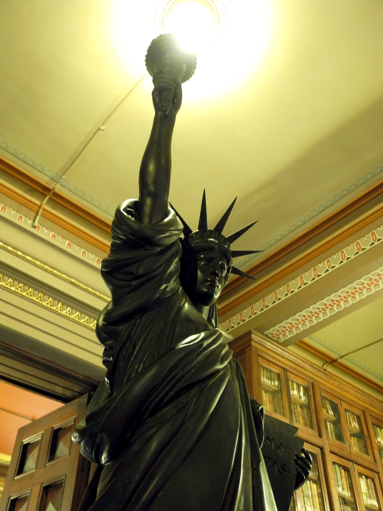 Répolica de la Estátua de la Libertad. Preside la entrada de la biblioteca.