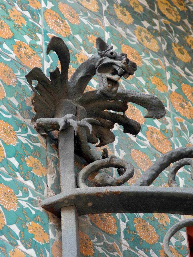 Detalle de un dragón en la verja de la ventana.