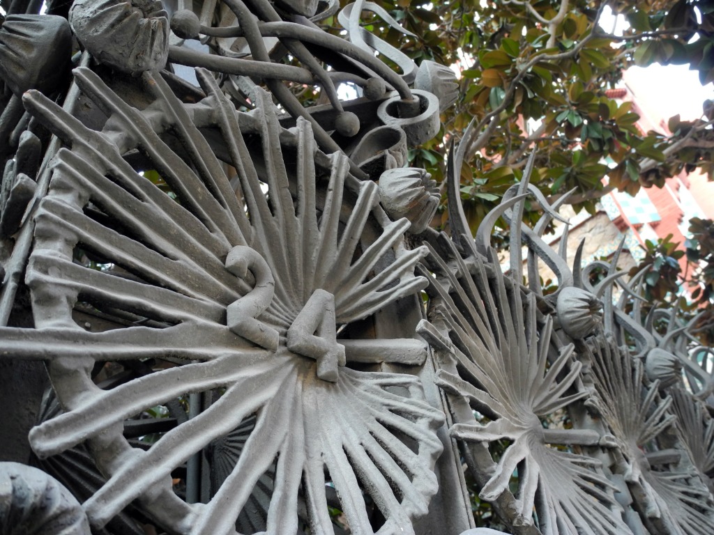 Detalle del número de la casa integrado en una hoja de palmito de la verja.