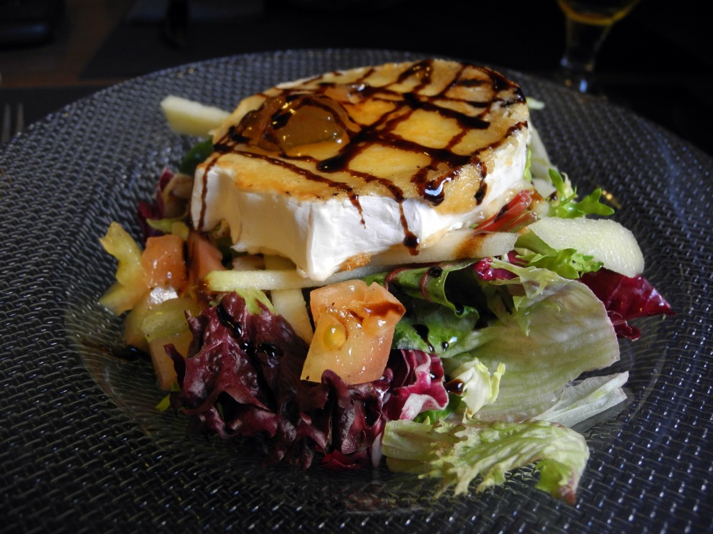 Ensalada de queso de cabra con mermelada de higos.