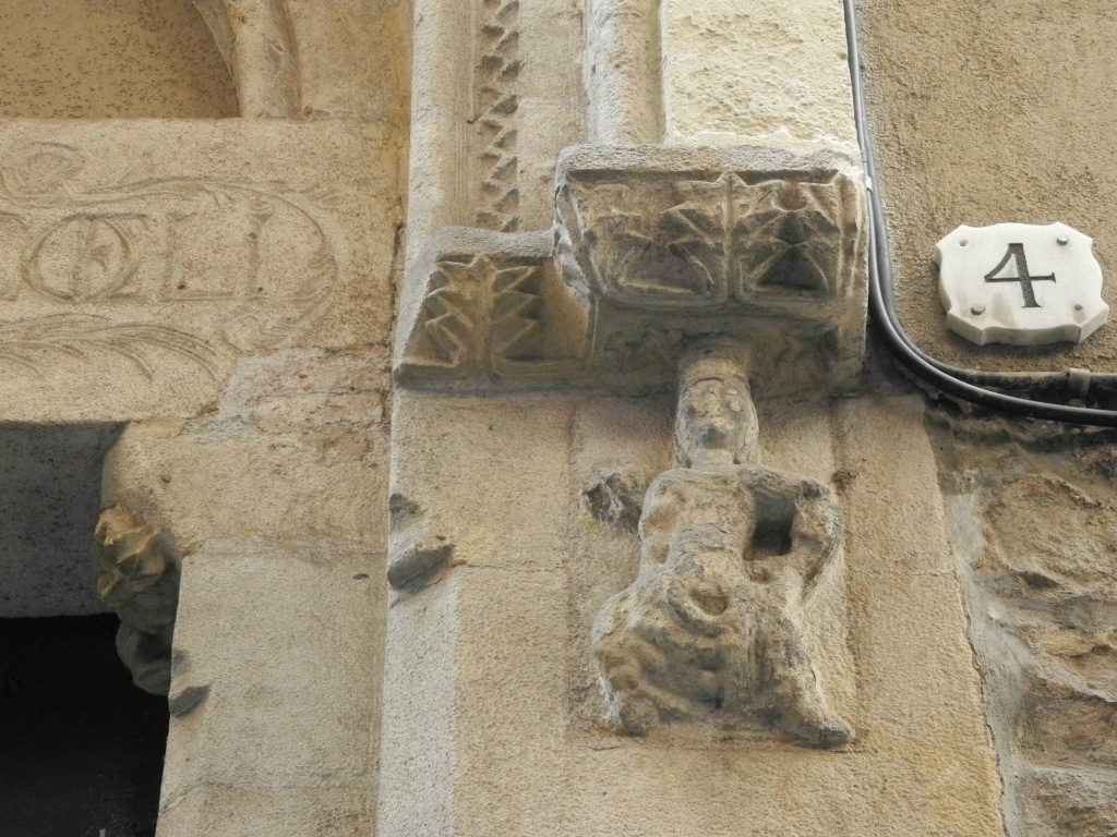 Detalle de la entrada de la antigua capilla de la orden del Temple.