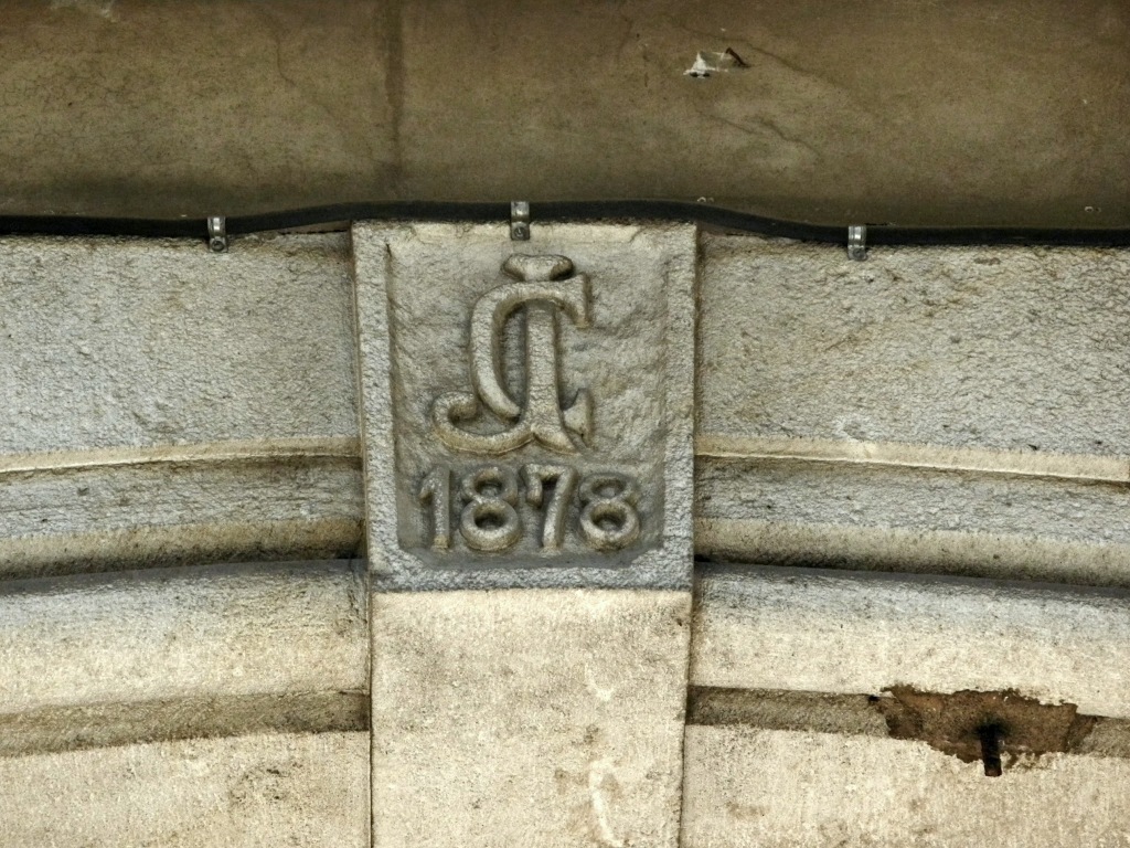 Detalle en la entrada del Carrer Trafalgar.