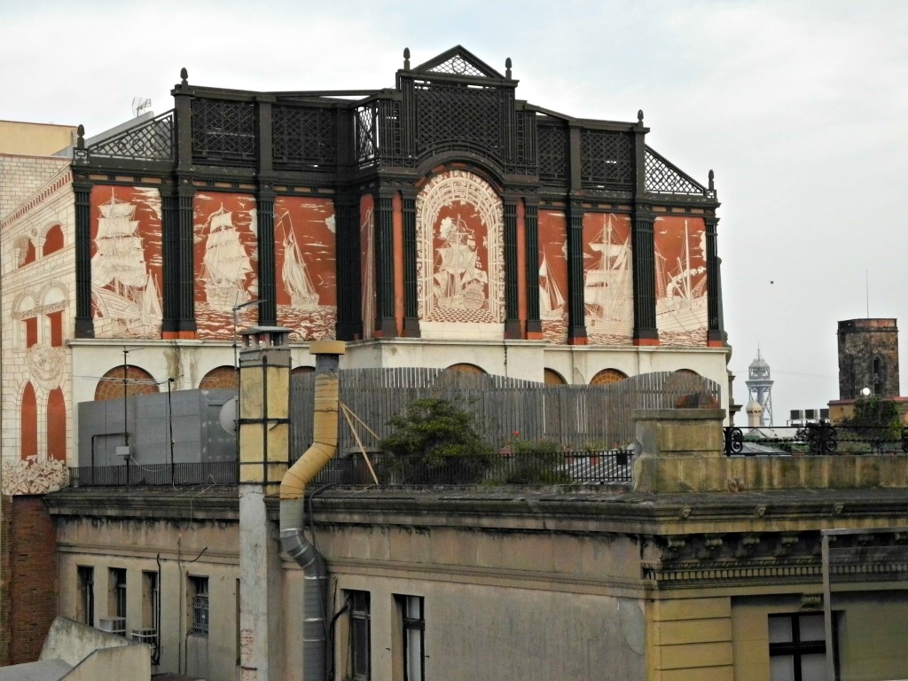 Pared medianera visible desde la terraza del Grand Hotel Central.