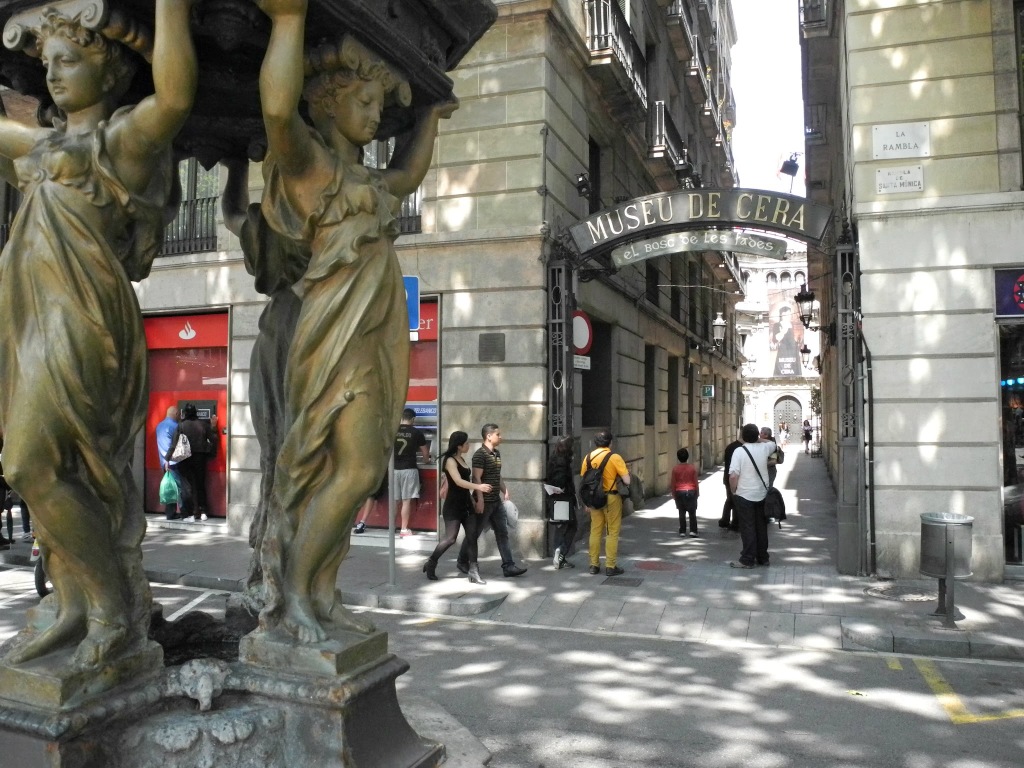 Vista del Passatge de la Banca desde la Fuente Wallace de La Rambla