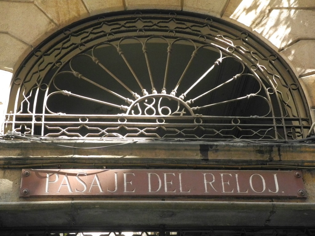 Entrada al pasaje desde el Carrer Escudillers.