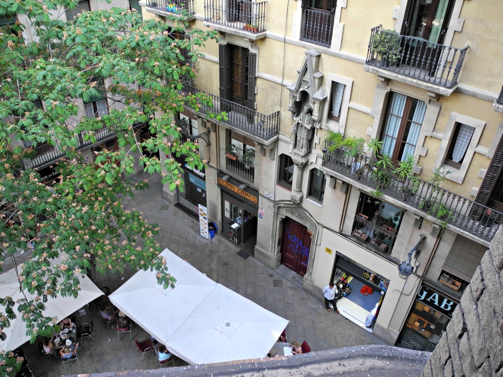 Vista de la Plaça Sant Josep Oriol desde el pasillo sin barandilla del milagro.