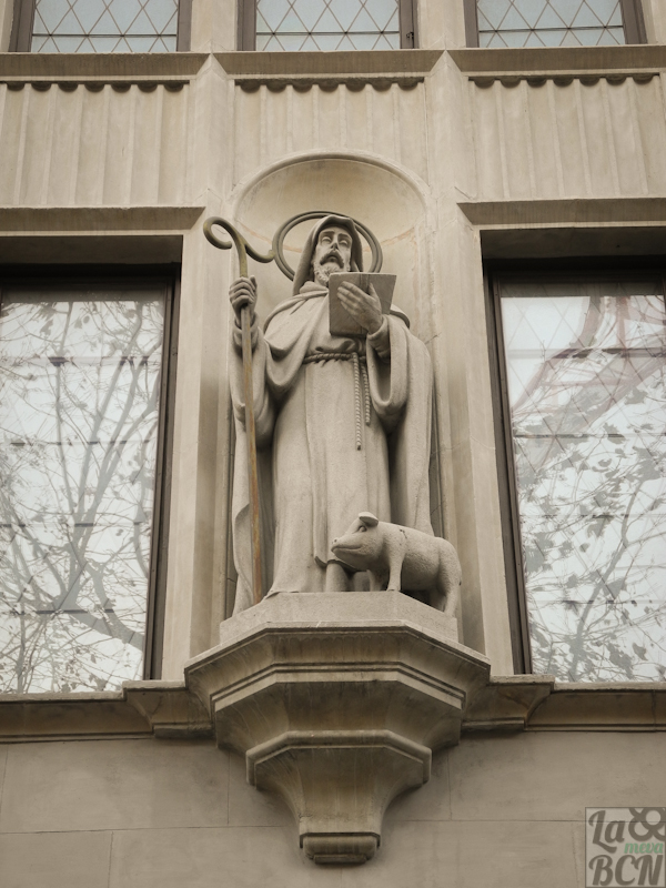 Sant Antoni Abat en la fachada de la Escola Pia Sant Antoni