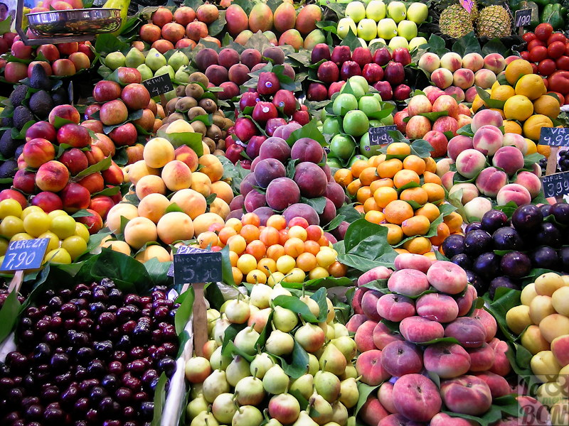 Detall d'una parada de fruita del Mercat de Sant Josep o Mercat de la Boqueria