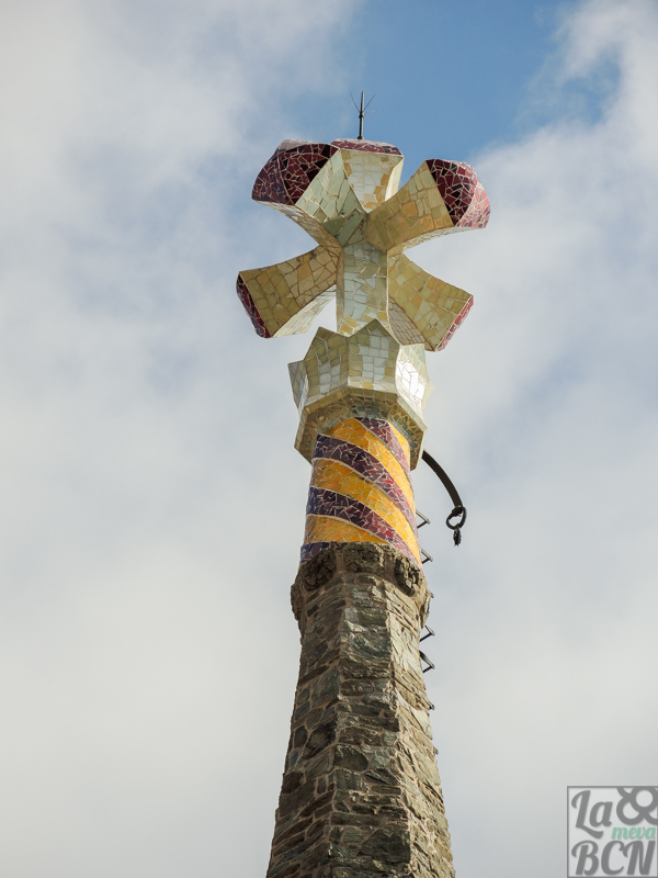 La corona del rey Martí l'Humà también corona la torre.