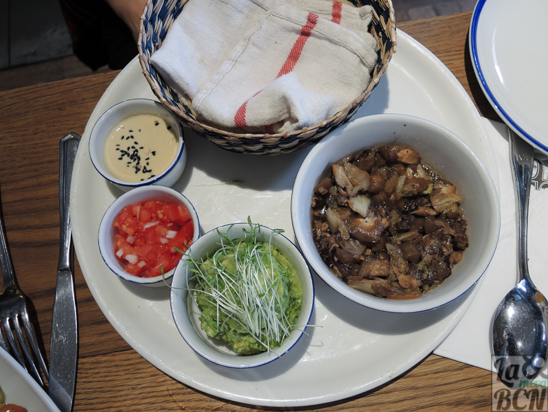 No digas tacos. Tacos de maíz, guacamole, salteado de berenjena, shitake y col blanca, picos de gallo y crema de anacardos.