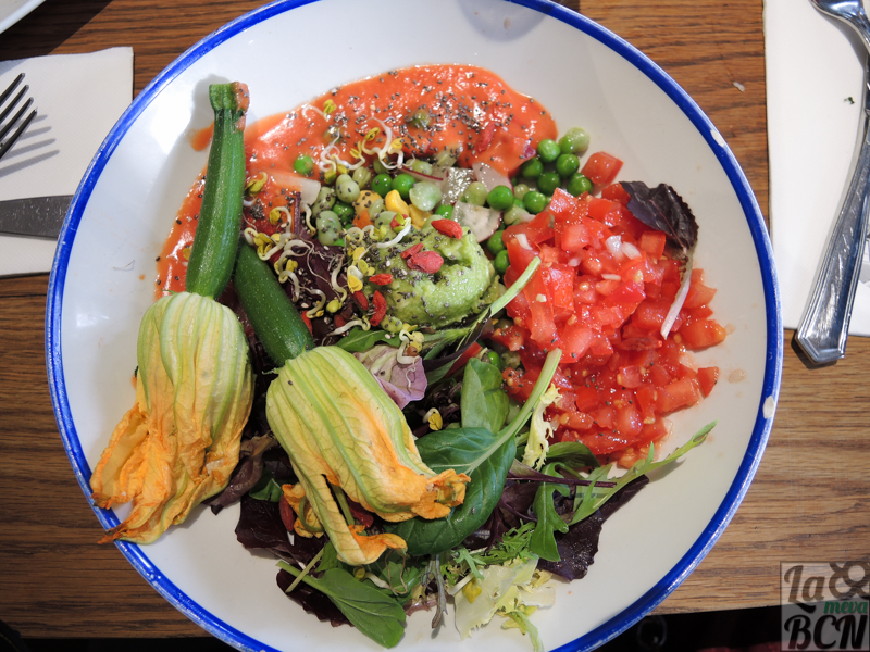 Raw Zuchinni Blossoms. Flores de calabacín rellenos de crema de anacardos y macadamia, tomate seco y albahaca, guisantes, habas verdes, zanahoria, maíz, guacamole, salmorejo, bayas de goji y rábanos.