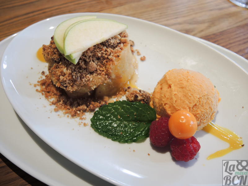 Apple Cumbre Gluten-Free Cake. Manzanas de Lleida al horno, crumble de maíz y chips de chocolate y helado de boniato casero.